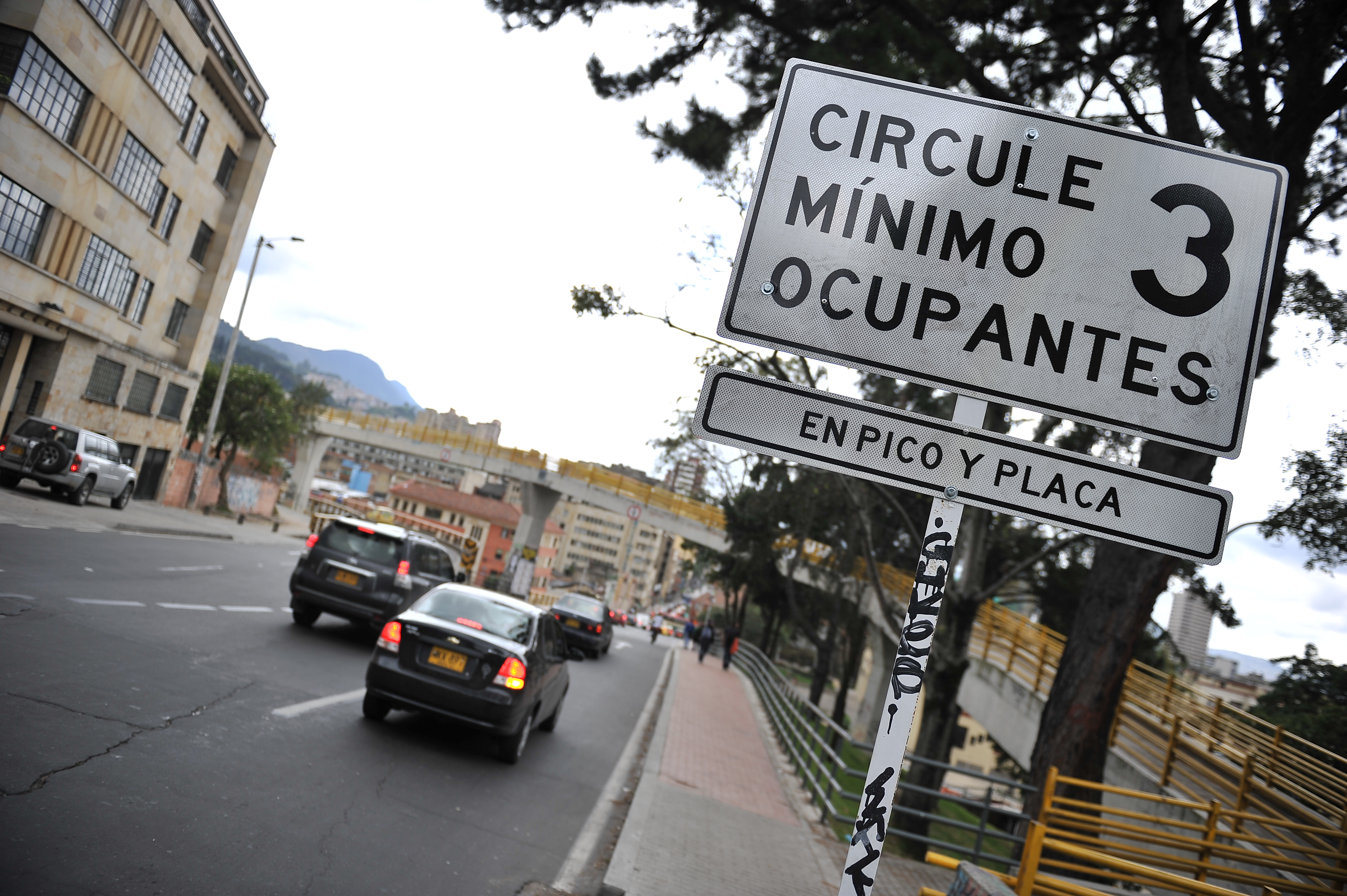 Avisos que hacen referencia a el cambio de restricción vehicular en el centro de la capital
