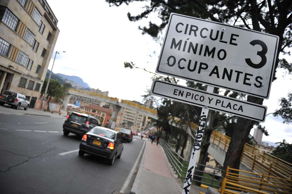 Avisos que hacen referencia a el cambio de restricción vehicular en el centro de la capital