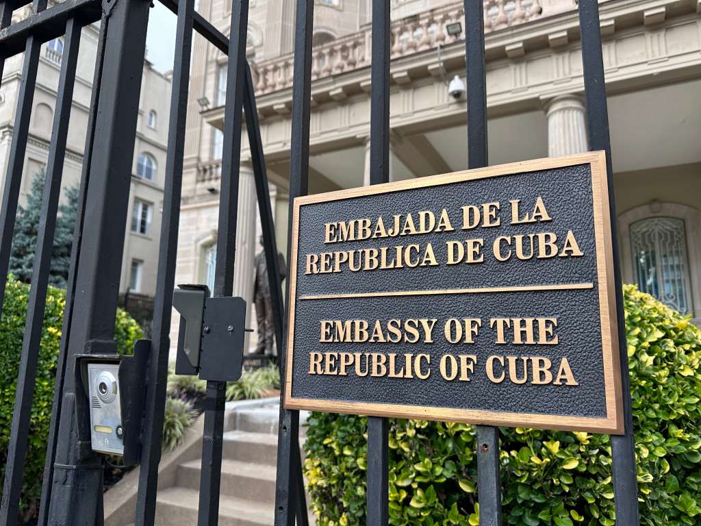 AME2237. WASHINGTON (ESTADOS UNIDOS), 25/09/2023.- Vista hoy de un vallado en la entrada a sede de la Embajada de Cuba en EE.UU, en Washington, D.C (EE.UU).  El Gobierno de Cuba llamó este lunes a Estados Unidos a la "acción" tras denunciar el lanzamiento de dos cócteles molotov contra su embajada en Washington la víspera. Los ataques, que no causaron daños personales según fuentes gubernamentales cubanas, han generado la denuncia de La Habana y respuestas de solidaridad de varios gobiernos aliados, como Venezuela y Bolivia. EFE/ Octavio Guzmán