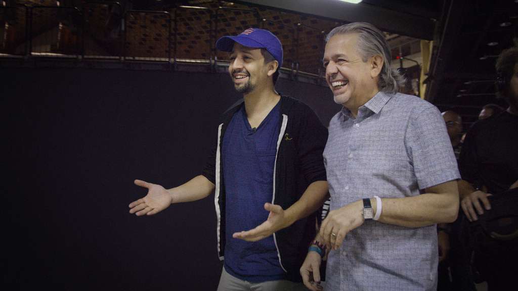 Luis Miranda Jr. y su hijo, el artista Lin-Manuel Miranda (izquierda) en una escena del documental "Siempre, Luis".