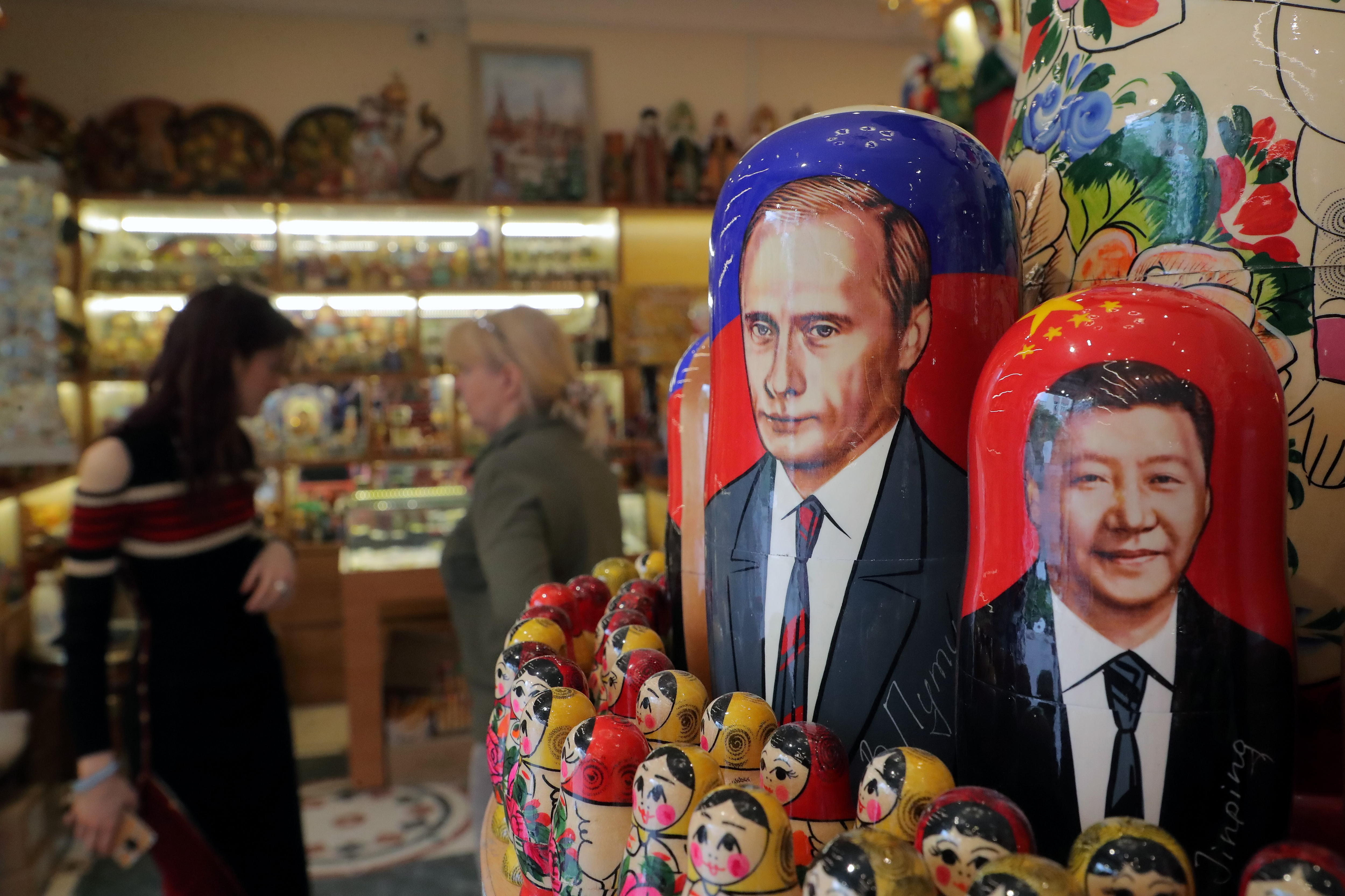 Moscow (Russian Federation), 16/05/2024.- Traditional Russian Matryoshka dolls decorated with portraits of Russian President Vladimir Putin (2-R) and Chinese President Xi Jinping (R) are on display at a souvenir shop in downtown Moscow, Russia, 16 May 2024. The Russian president is on an official visit to China on 16 and 17 May. (Rusia, Moscú) EFE/EPA/MAXIM SHIPENKOV