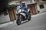 ¿Es correcto usar el embrague de la moto para frenar?