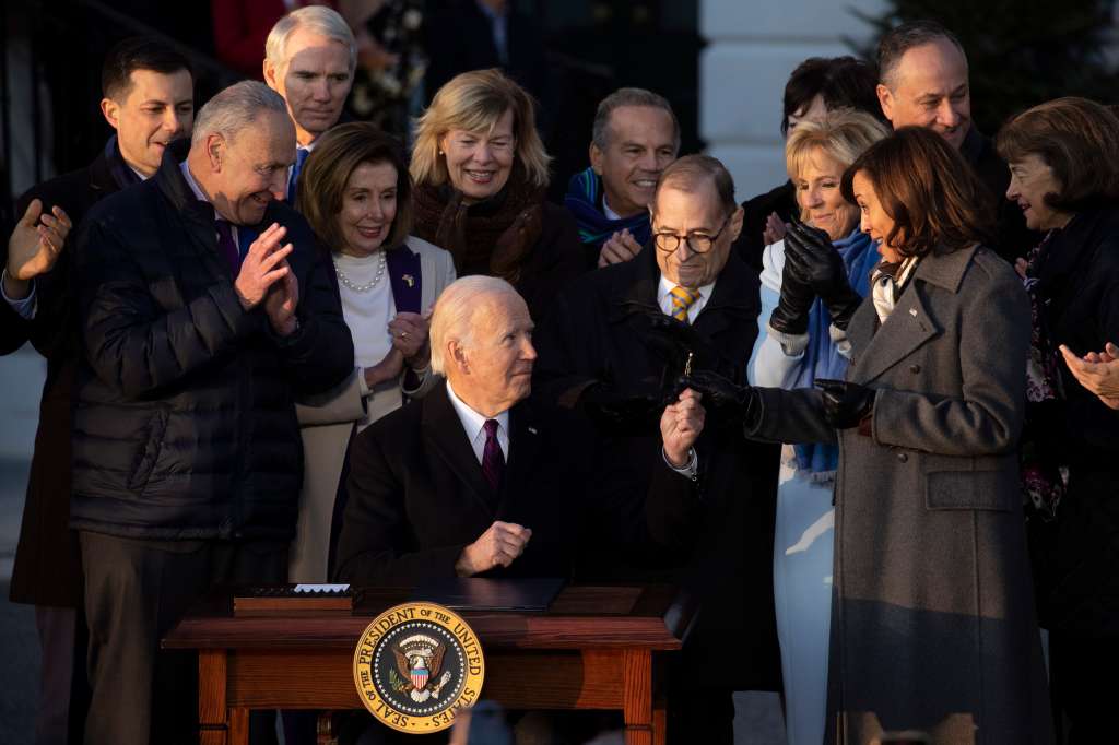 Washington (Usa), 13/12/2022.- US President Joe Biden (C) hands the pen to US Vice President Kamala Harris (R) after signing the Respect for Marriage Act, beside lawmakers, members of the Biden administration and supporters during a ceremony on the South Lawn of the White House in Washington, DC, USA, 13 December 2022. The Respect for Marriage Act protects same-sex marriage and interracial marriage. (Estados Unidos) EFE/EPA/MICHAEL REYNOLDS