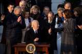 Biden firma una ley que protege el matrimonio igualitario en Estados Unidos