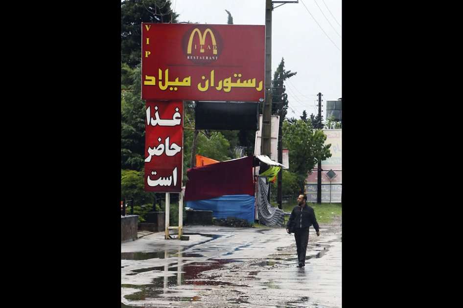 Aunque McDonalds tiene prohibido abrir franquicias en Irán, algunos locales utilizan su logo. / EFE