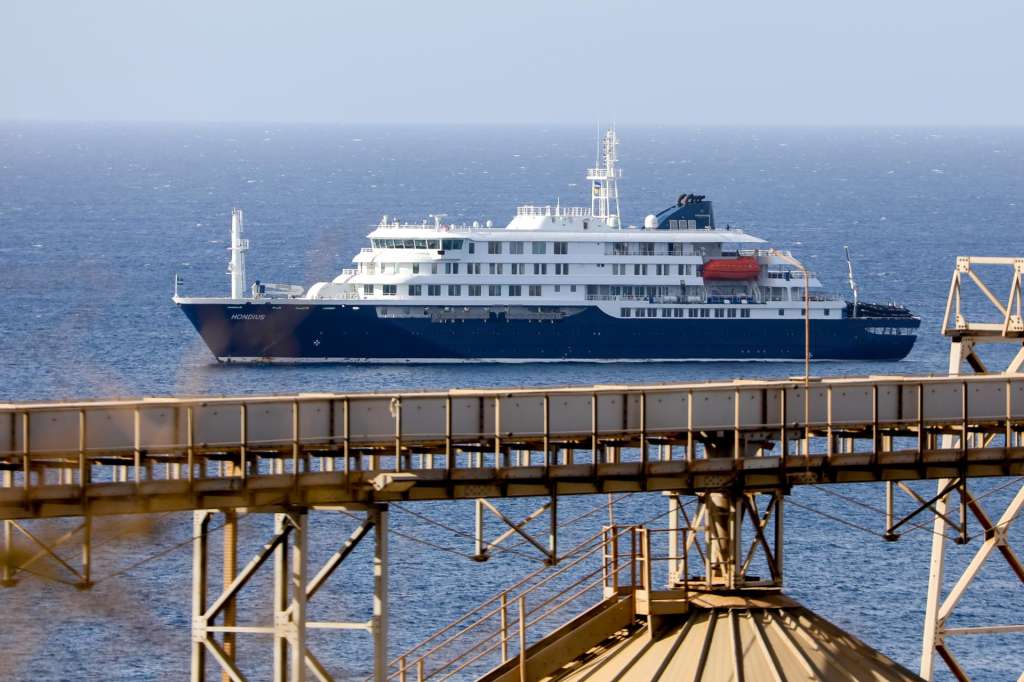 Praia (Cape Verde), 04/05/2026.- Dutch cruise ship MV Hondius is anchored off the coast of the city of Praia on the island of Santiago, Cape Verde, 04 May 2026, after three people died onboard from an acute respiratory syndrome. The World Health Organization (WHO) reported one confirmed case and five additional suspected cases of hantavirus infection on the vessel sailing in the Atlantic Ocean. Three of those affected have died and one is currently in intensive care in South Africa. (Cabo Verde, Sudáfrica) EFE/EPA/ELTON MONTEIRO