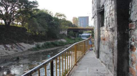 En plena emergencia por lluvias, captan hombres lanzando basura a una quebrada en Medellín