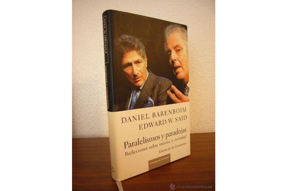 "Paralelismos y paradojas: Reflexiones sobre música y sociedad" fue publicado en 2002.