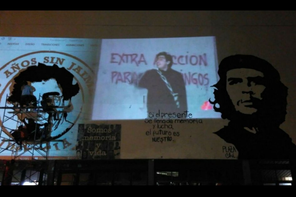 En la noche del pasado lunes un grupo estudiantes pintó el rostro de Jaime Garzón, junto al del Che, en el auditorio León de Greiff. Marisol Garzón, hermana del humorista, participó en el evento.  /  La Direkta, colectivo audiovisual de la U. Nacional. 