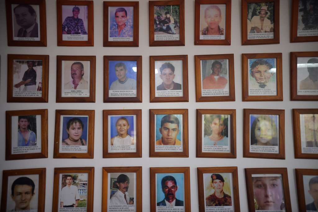Retratos, familiares y otros elementos de personas que se encuentran desaparecidas y que se encuentran en la galería de la memoria