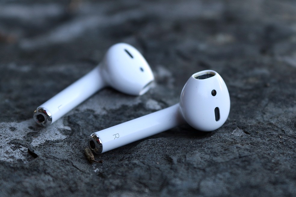Según su conexión, los auriculares pueden ser de cable o inalámbricos; estos últimos utilizan tecnología True Wireless (Bluetooth) o conexión Wi-Fi.