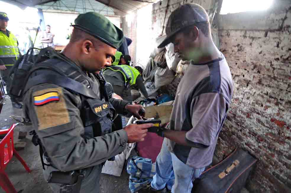  El pie de fuerza de la Policía de Cali fue reforzado hace una semana con 200  agentes, con lo que ya son 5.650 en la ciudad.   / Fotos: Fabio Posada Rivera