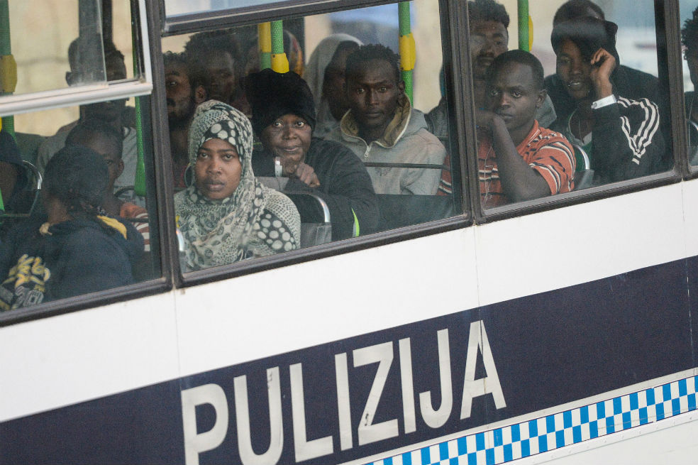 Los inmigrantes que estuvieron una semana varados en altamar. Malta aceptó recibirlos.  / AFP