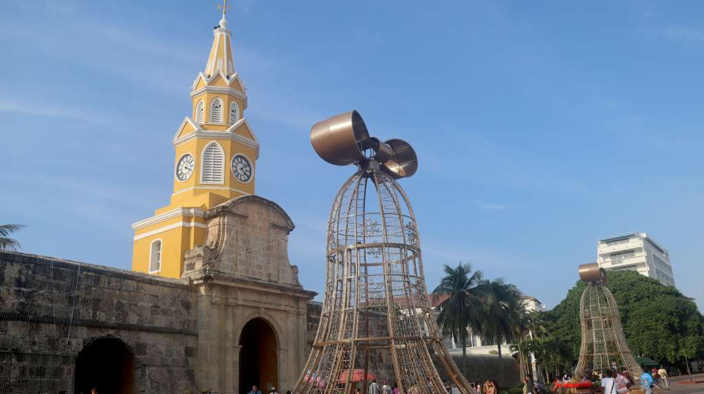 Asimismo, se ha implementado el uso de proyecciones tipo mapping en las fachadas de templos del Centro Histórico, como la Iglesia de San Pedro y la Iglesia de la Trinidad, en el barrio Getsemaní.