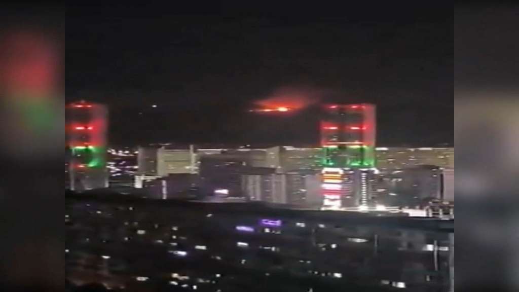 Caracas, 03/01/2026.- Varias detonaciones y explosiones en la madrugada de este sábado en Caracas, en unos momentos en que Venezuela ha denunciado "amenazas" del Gobierno del presidente de Estados Unidos, Donald Trump, por el despliegue militar en el Caribe y las advertencias de ataques terrestres. EFE/Redes Sociales -SOLO USO EDITORIAL/SOLO DISPONIBLE PARA ILUSTRAR LA NOTICIA QUE ACOMPAÑA (CRÉDITO OBLIGATORIO)- NO VENTAS