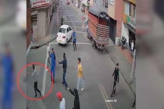 Con palos y garrotes vecinos defendieron a una mujer que iba a ser víctima de un ataque a cuchillo.