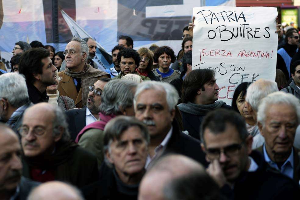 Docenas de manifestantes han protestado en las calles de Buenos Aires en contra de los fondos internacionales que tienen al país contra la pared. / AFP