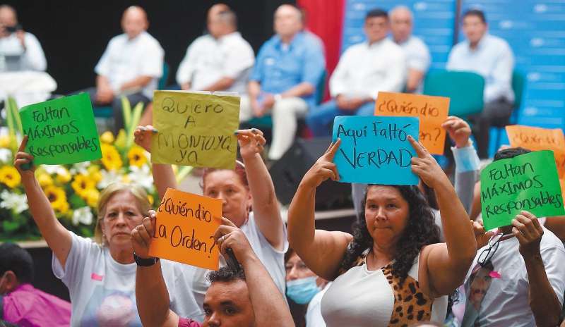 Al finalizar la audiencia de reconocimiento en la JEP por falsos positivos en Ocaña, las víctimas protestaron con carteles en los que se leía: "Aquí faltó verdad".