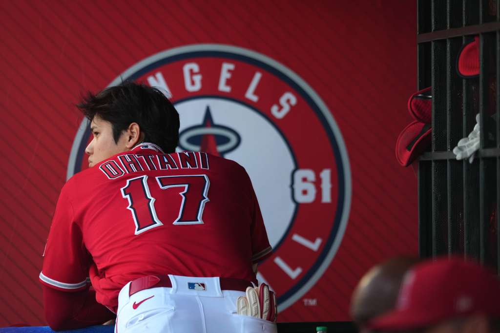 Anaheim (United States), 19/07/2023.- Los Angeles Angels designated hitter Shohei Ohtani waits to bat during the first inning of a Major League Baseball (MLB) game between the New York Yankees and the Los Angeles Angels at Angel Stadium of Anaheim in Anaheim, California, USA, 18 July 2023. (Nueva York) EFE/EPA/ALLISON DINNER