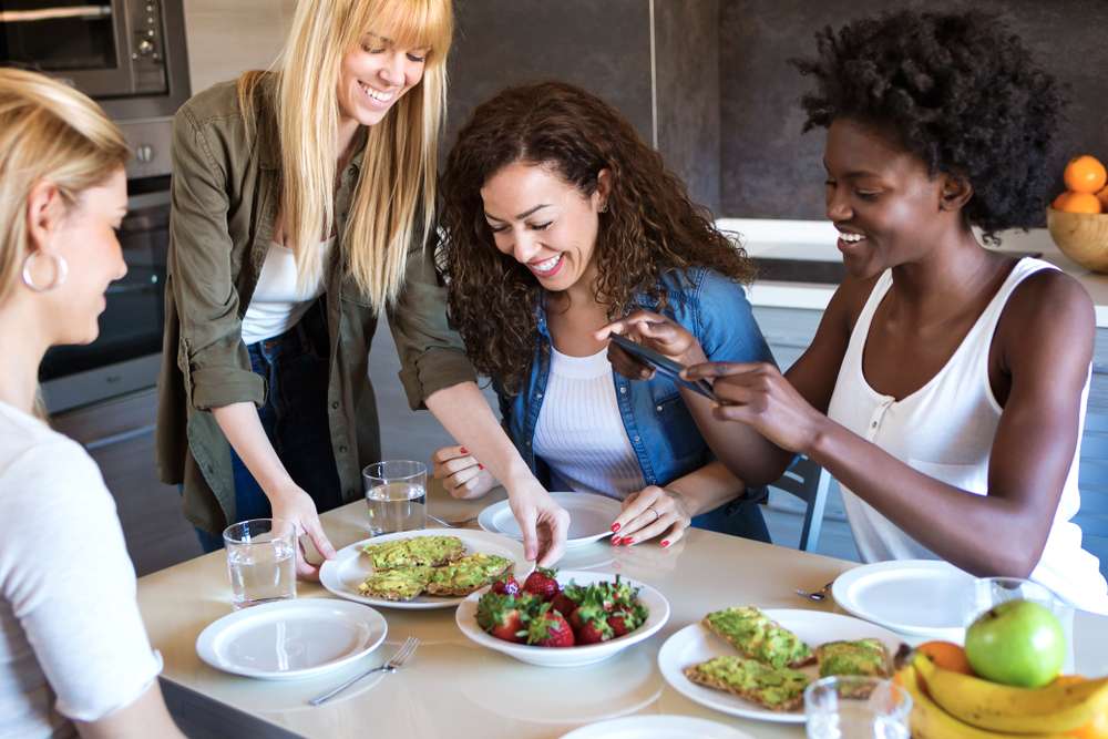 Puedes compartir recetas o trucos en la cocina con otras compañeras de trabajo.