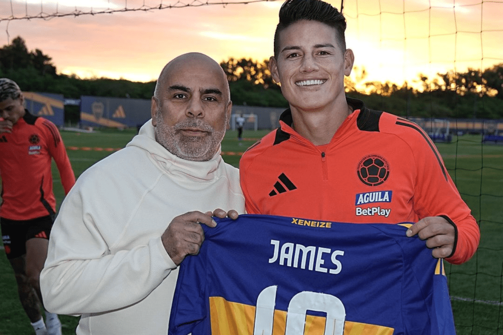 Mauricio ‘El Chicho’ Serna (izq.) junto a James Rodríguez en Buenos Aires.