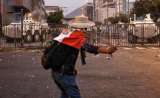 Crisis en Perú: gobernador disparó contra manifestantes que atacaban su casa