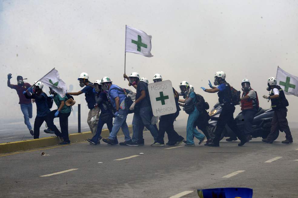 Estos médicos, especialistas y estudiantes voluntarios ayudan en las protestas a quien caiga herido. No importa de qué lado esté, la ayuda es igual para todos. / AFP