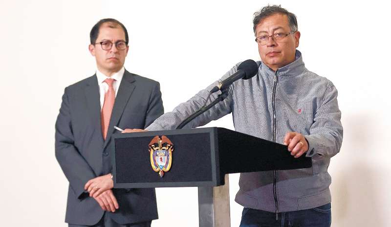 Francisco Barbosa y el presidente Gustavo Petro durante el anuncio de investigaciones por corrupción en bienes incautados a la mafia. / EFE
