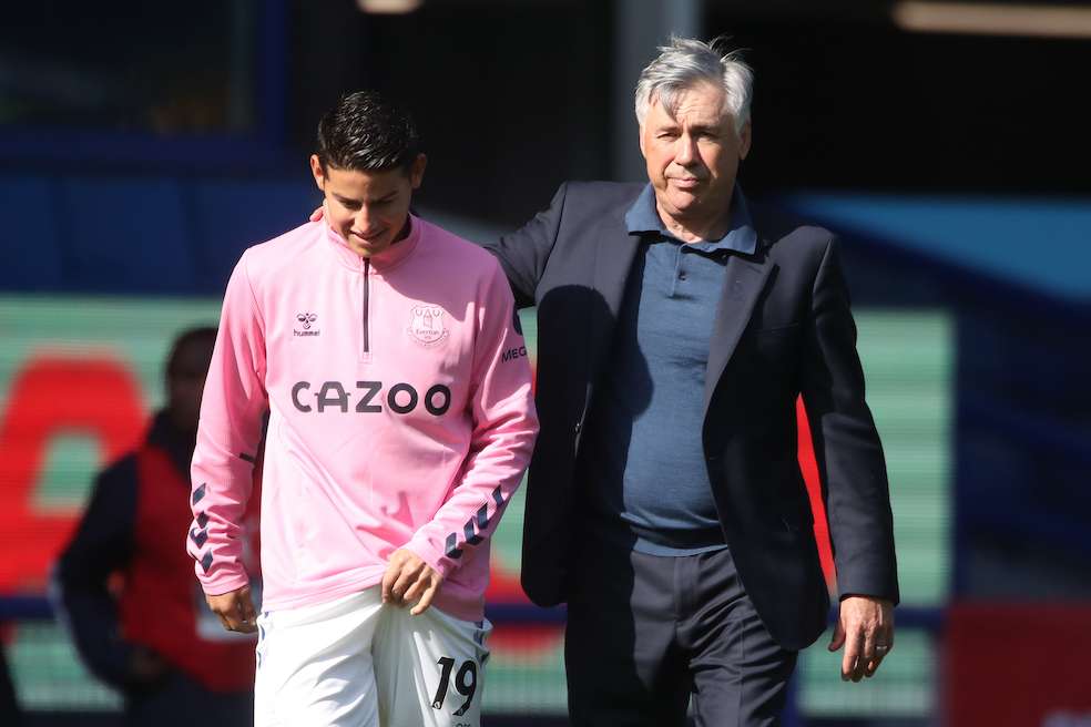 Ancelotti (derecha) dirigió a James Rodriguez (izquierda) en el Real Madrid y el Bayern Múnich antes de encontrarse en Inglaterra.