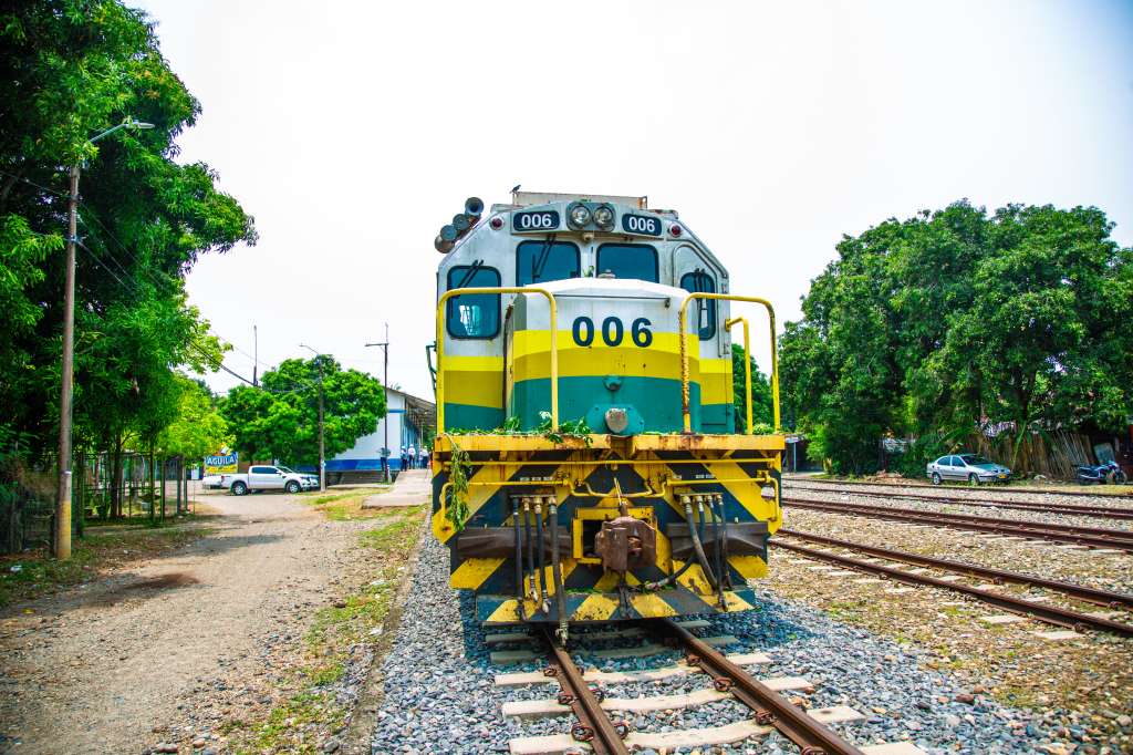 Una locomotora circula por el corredor La Dorada-Chiriguaná.