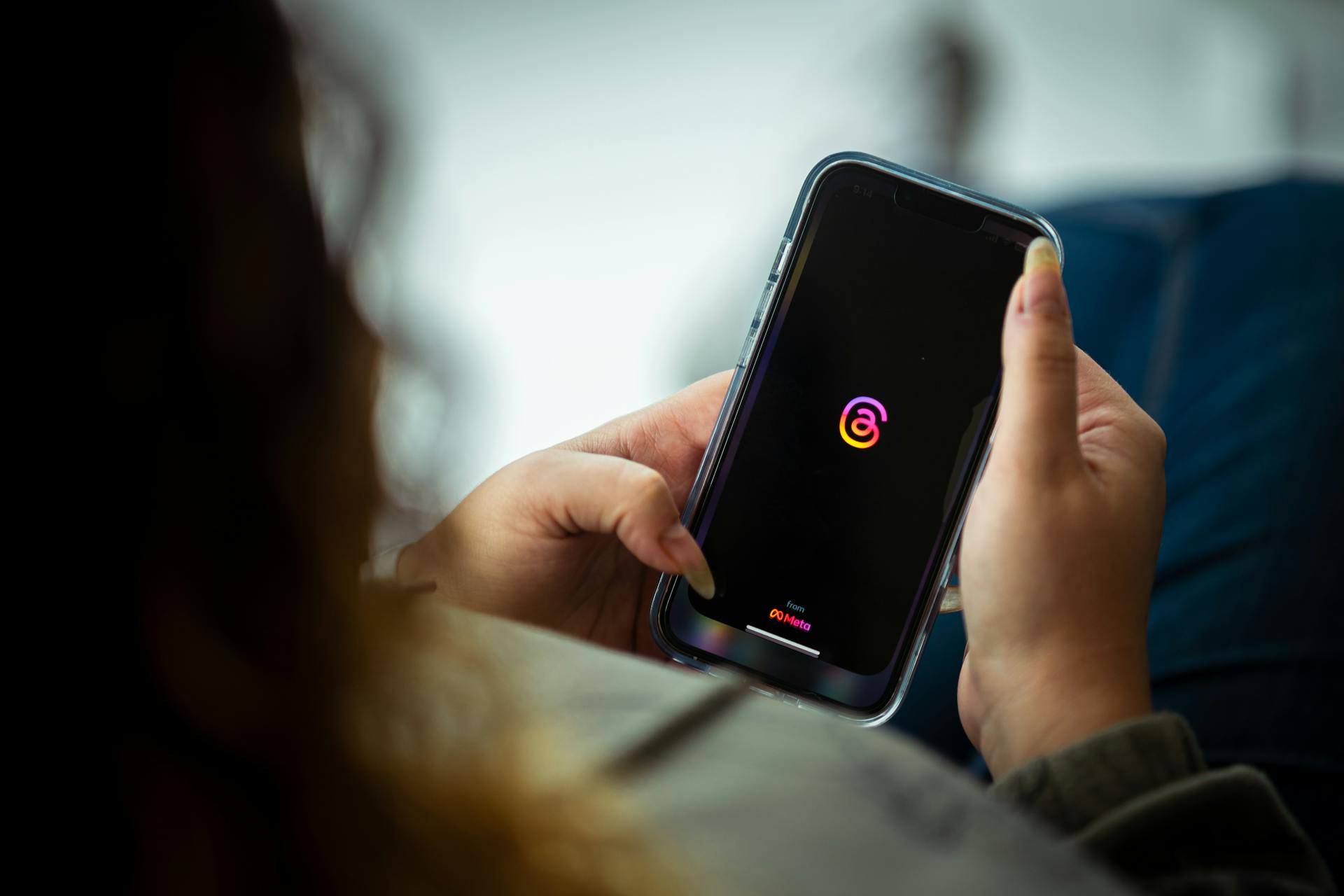 El modo oscuro en el celular no solo es para el menú principal y aplicaciones nativas, sino también para redes sociales como Instagram.