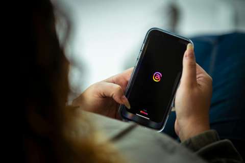 Modo oscuro en el celular ¿Cuáles son los beneficios y desventajas?