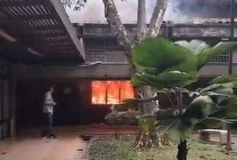 Encapuchados prendieron fuego en oficina del Politécnico Jaime Isaza Cadavid, en Medellín