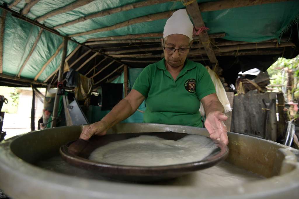 Diferentes aspectos de esta mina ubicada en Segovia, Antioquia: Mineros, explotación de materiales, maquinaria, cascos para minería.