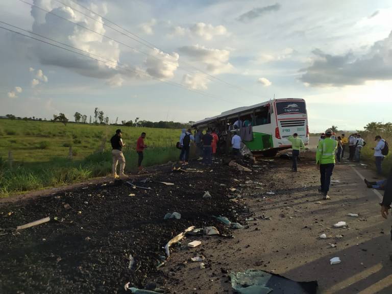 Tres muertos dejó choque de un camión con carbón y un bus en Cesar