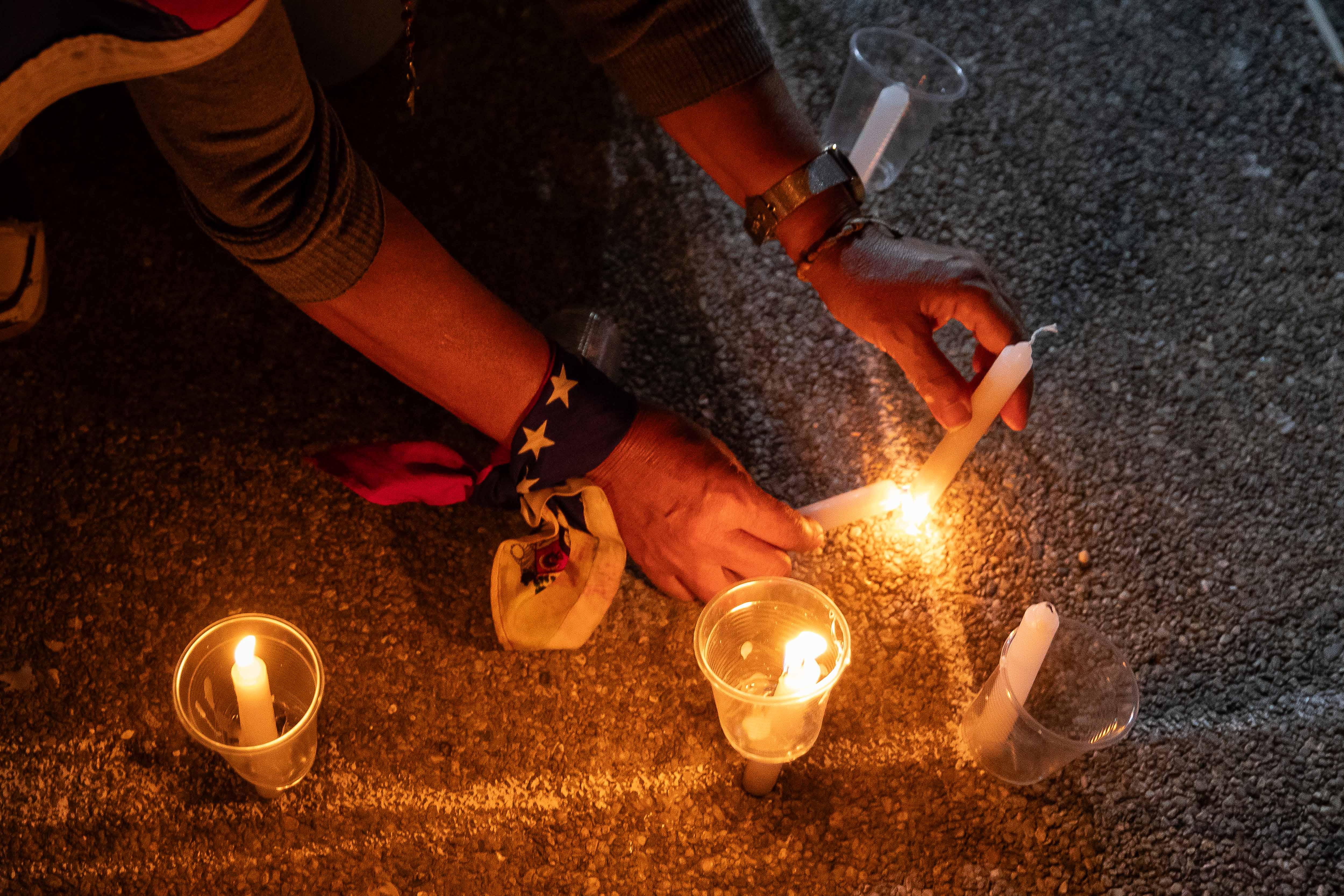 AME6104. CARACAS (VENEZUELA), 17/12/2024.- Un persona enciende una vela en una vigilia por los "presos políticos" en la Universidad Central de Venezuela (UCV) este martes, en Caracas (Venezuela). Familias venezolanas se concentraron para iniciar una vigilia de oración por los tres "presos políticos" fallecidos bajo custodia del estado y, además, para pedir la libertad de aquellos que permanecen en la cárcel por estos motivos, la mayoría detenidos en contexto de protestas poselectorales. EFE/ Ronald Peña