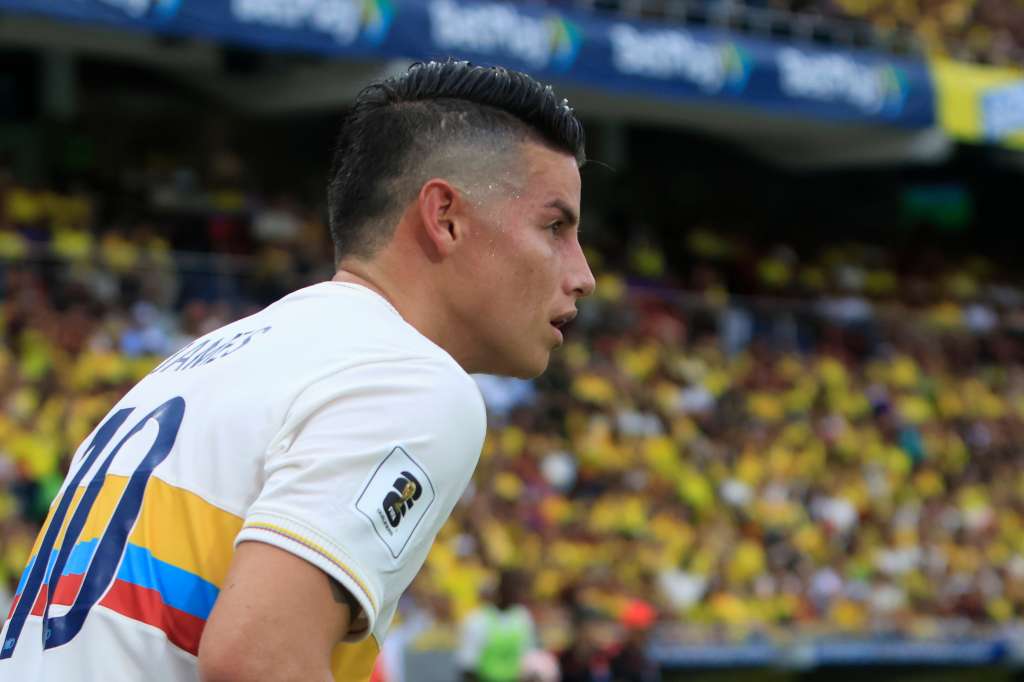 AMDEP8741. BARRANQUILLA (COLOMBIA), 15/10/2024.- James Rodríguez de Colombia reacciona este martes, en un partido de las eliminatorias sudamericanas para el Mundial 2026, en el estadio Metropolitano en Barranquilla (Colombia). EFE/ Ricardo Maldonado Rozo