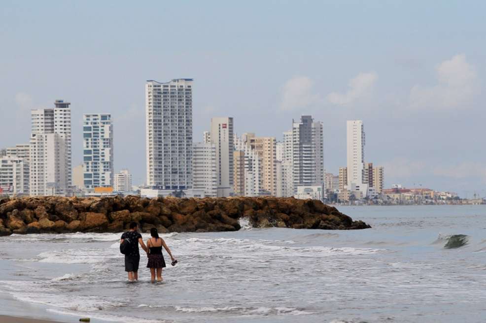 Cartagena de Indias abre playa piloto y permite baño de mar