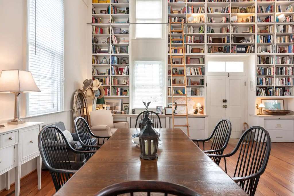 Ubicada en una antigua iglesia de Virginia, E.E.U.U., este espacio es ideal para los amantes de los libros.