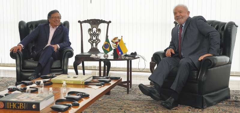 El presidente de Brasil, Luiz Inacio Lula da Silva, a la derecha, con su colega de Colombia, Gustavo Petro, durante su encuentro  en el Palacio de Itamaraty a comienzos de este año. 