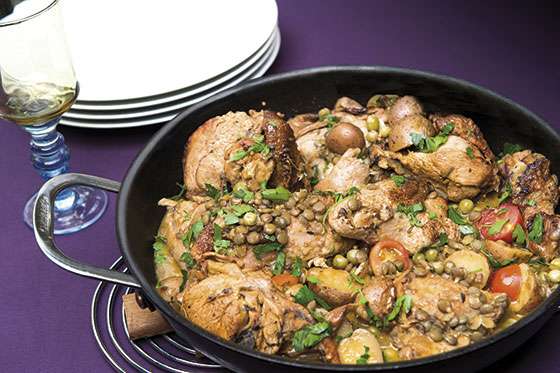 Pollo al horno con vegetales en salsa de zanahoria y vino blanco