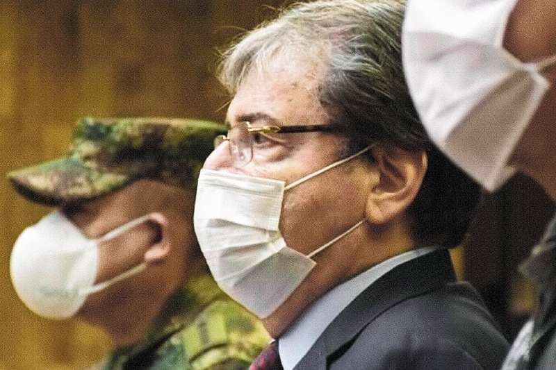 FotografÌa cedida este martes por el ministerio de Defensa de Colombia que muestra al ministro de Defensa, Carlos Holmes Trujillo (c), mientras habla usando tapabocas, junto a los comandantes de las Fuerzas Armadas, durante una conferencia de prensa, en Bogot· (Colombia). Trujillo advirtiÛ frente a las medidas para frenar el contagio del coronavirus, COVID-19 que "el aislamiento preventivo no es un juego ni una recomendaciÛn, es una obligaciÛn y por eso nuestra fuerza p?blica est· desplegada para hacer cumplir esta medida, asÌ como las dem·s que ha dispuesto el Gobierno nacional". EFE