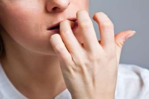 ¿No puede dejar de comerse las uñas? Estos 5 secretos le ayudarán a vencer el hábito