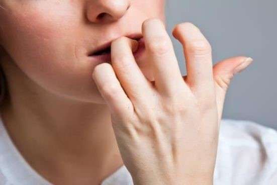 Evita morderte las uñas con estos trucos, aprende como controlar este comportamiento, las causas y consejos para resolver esta situación de forma saludable.