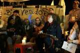 Las coplas de Piero llegaron al campamento por la paz