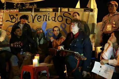 Las coplas de Piero llegaron al campamento por la paz