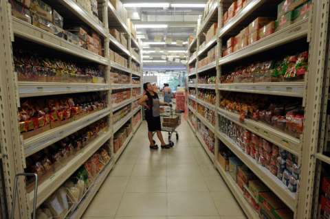 Confianza de consumidores de Estados Unidos cae en marzo