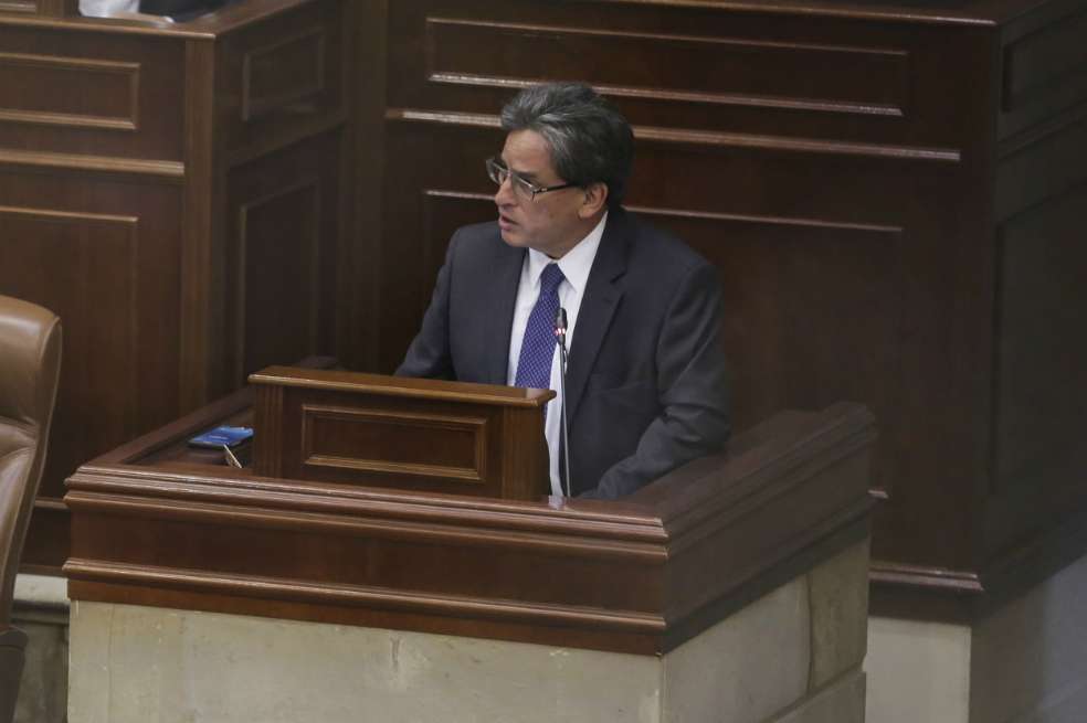 El ministro de Hacienda, Alberto Carrasquilla, en el Congreso advirtiendo el hueco de $25 billones que tiene el proyecto de presupuesto presentado por la administración pasada. / Diego Vega/Minhacienda
