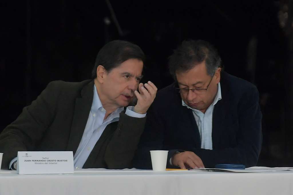 Presidente de la República, durante la  conmemoración de los 8 años de la firma del acuerdo de paz entre gobierno y FARC, junto a él estuvieron Manuela Marín, delegada de Comunes en la CSIVI; Gloria Cuartas, directora de la Unidad de Implementación del Acuerdo de Paz; la secretaria DiCarlo, Juan Fernando Cristo, ministro del Interior, y Rodrigo Londoño, presidente del partido Comunes y último excomandante de la extinta guerrilla de las FARC.