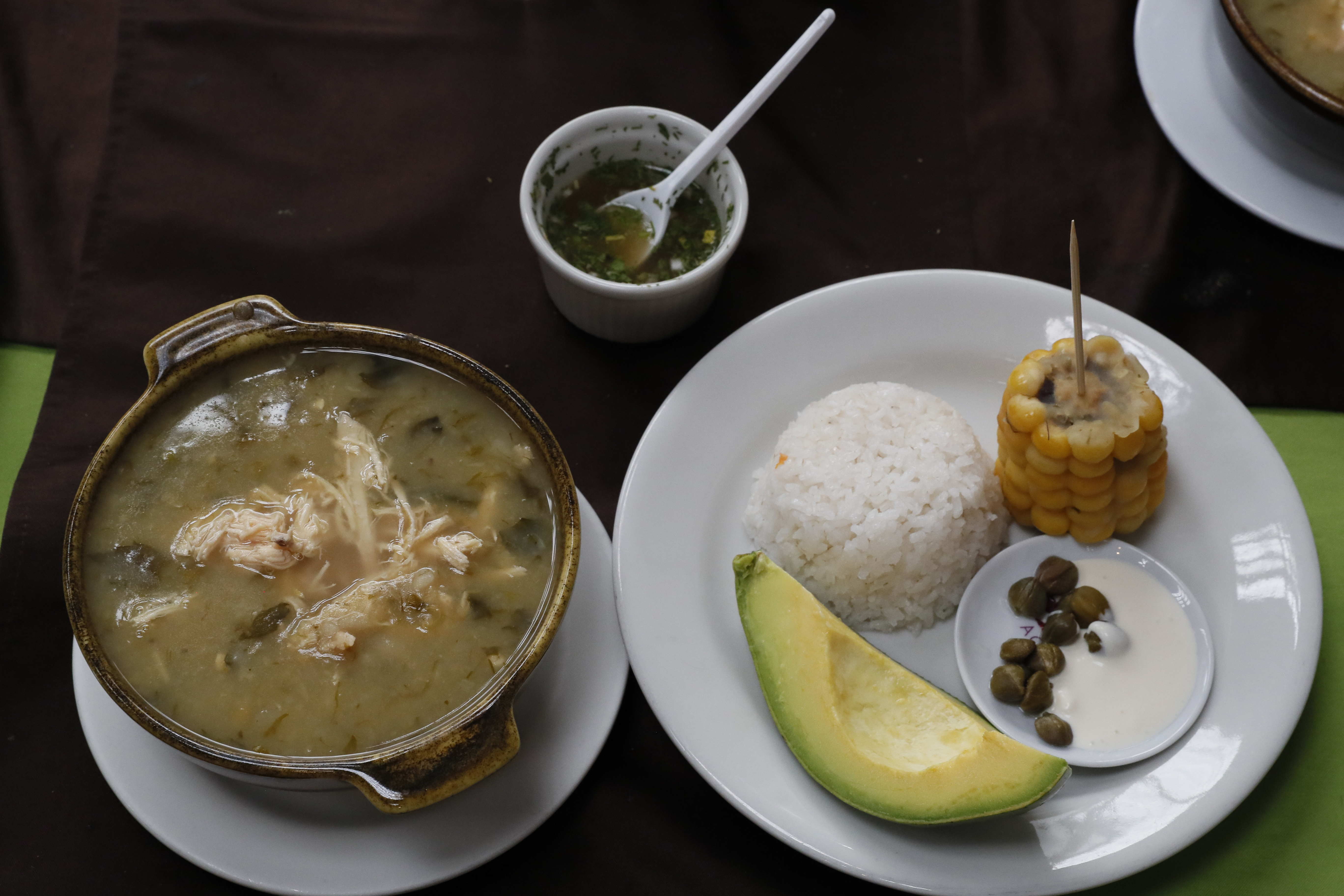 AME9049. BOGOTÁ (COLOMBIA), 23/11/2023.- Fotografía del 19 de noviembre de 2023 que muestra un plato típico de Ajiaco Santafereño preparado en el restaurante Las Margaritas en Bogotá (Colombia). Con 121 años de historia, "Las Margaritas", uno de los restaurantes más antiguos de Colombia, busca un comprador que continúe el legado familiar y la receta tradicional que ha llevado a este pequeño establecimiento a servir las mejores empanadas de Bogotá. EFE/ Carlos Ortega